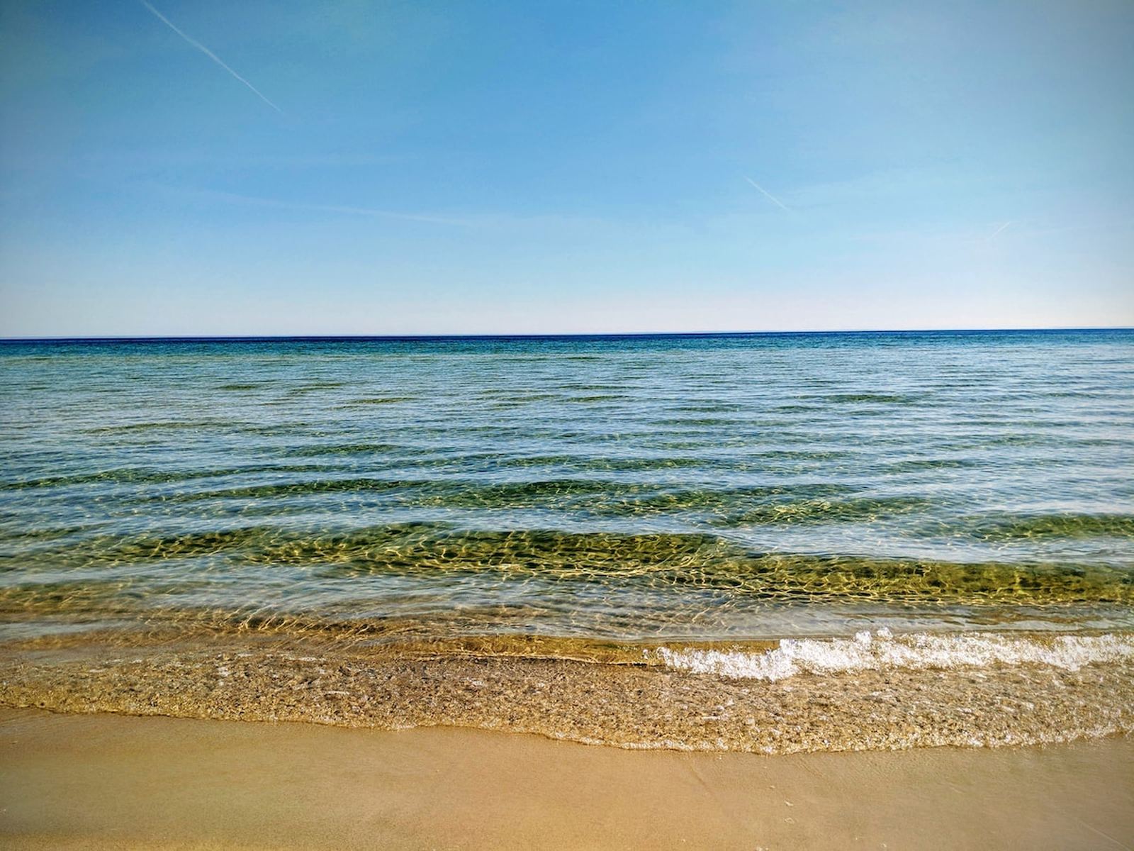 Strand i Åhus med dyner och Östersjö