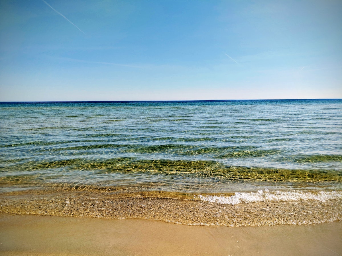 Strand i Åhus med dyner och Östersjö